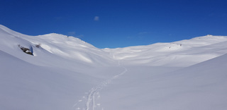 På vei opp mot Storenuten i nydelig skiterreng.
