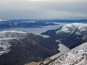 Ned mot Øvredalsvatnet og Samnangerfjorden