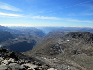 Utsikt fra Fannaråken. Fjorden nederst i dalen.