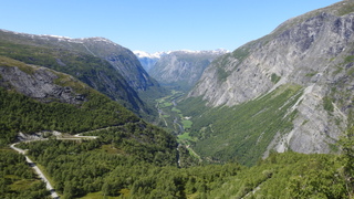 Utsikt fra Aursjøvegen ned mot Eikesdal