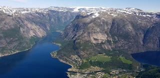 Utsikt fra Øktanuten ned i Eidfjord og inn Simafjorden med Hardangerjøkulen bakerst