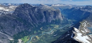 Utsikt fra Breitinden ned i Romsdalen