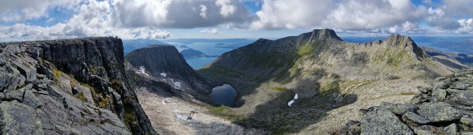 Store Laurdalen omkranset av Laurdalstindane, Omnatind og Melderskin